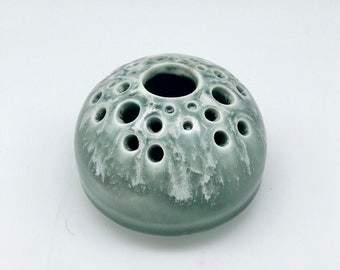 Arreglo floral hecho a mano en forma de ladrillo de porcelana azul acero