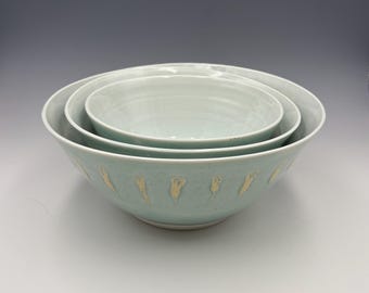 Cuencos de porcelana para anidar: azul celadón con detalles amarillos