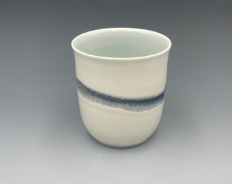 Taza contemporánea con tonos azules