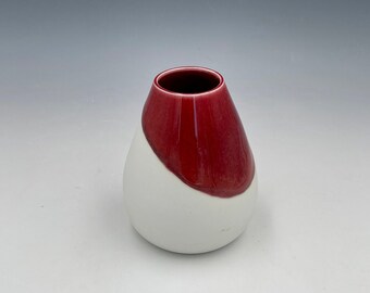 Pequeño jarrón de porcelana en color rojo y blanco