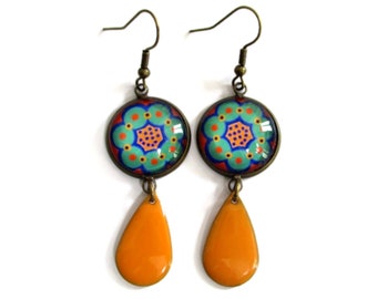 BOUCLES D'OREILLES fleur multicolore, boucles émail orange, bijou motif bohème, bijou mandala orange, multicolore, été, festival cabochon