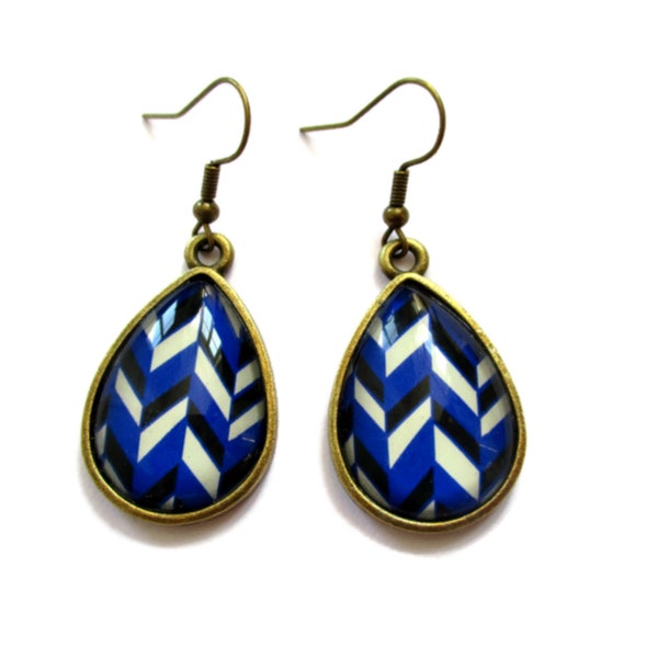 BOUCLES D'OREILLES PENDANTES chevrons bleus, boucles gouttes chevrons, motif géométrique, bleu, blanc et noir, zig zag