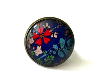 ANILLO DE FLORES MULTICOLOR sobre fondo azul, joyería de flores, flores rojas, joyería azul, joyería de verano, cabujón de cristal, flores, primavera