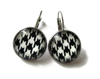 BOUCLE D'OREILLES motif pied de poule, bijoux noir et blanc, boucles dormeuses, motif géométrique, motifs noirs et blancs, cabochon