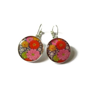 Veelkleurige bloemenoorbellen, slapers, kleine bloem, veelkleurige sieraden, blauw, roze, oranje, geel, lente, cabochon, glas