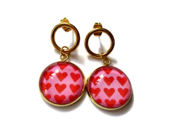 BOUCLES D'OREILLES PENDANTES dorées, puces doreilles, boucles coeurs rouges et roses , boucles colorées, boucles saint valentin, cabochon