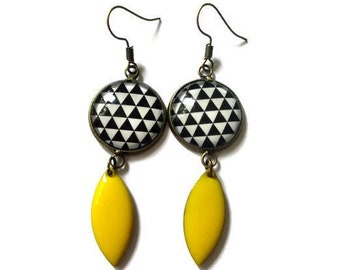 BOUCLES D'OREILLES triangles noirs et blancs, boucles émail jaune, bijoux motifs géométriques, bijou moderne, cabochon verre
