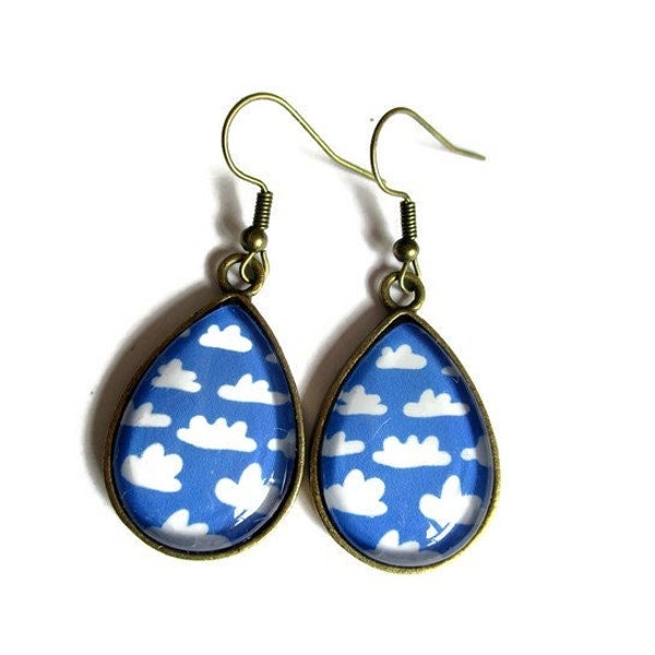 BOUCLES D'OREILLES PENDANTES nuages, boucles gouttes bleues et blanche, ciel minimaliste, bijou nuage, bijou bleu, cabochon verre