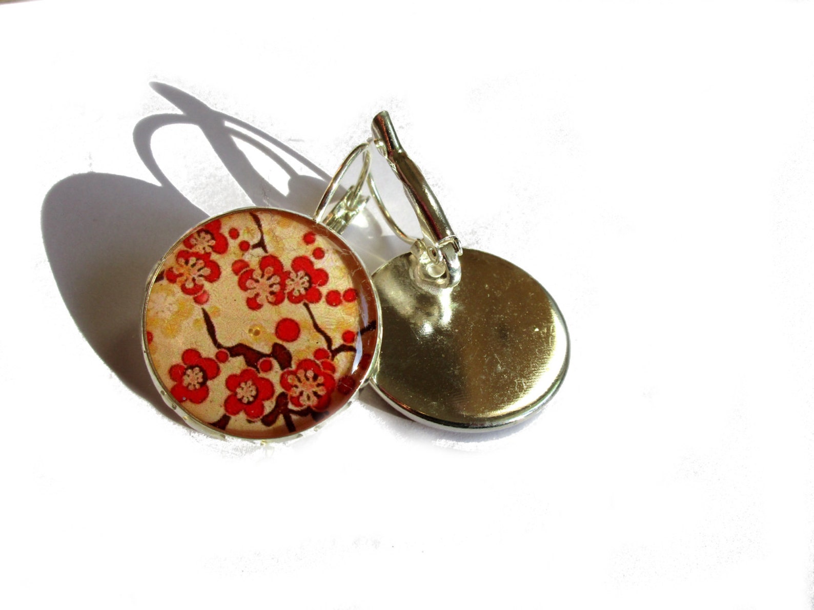 Boucles D'oreilles Dormeuses Argenté Petite Fleur Avec CZ Rouge - Neuf Sans Emballage