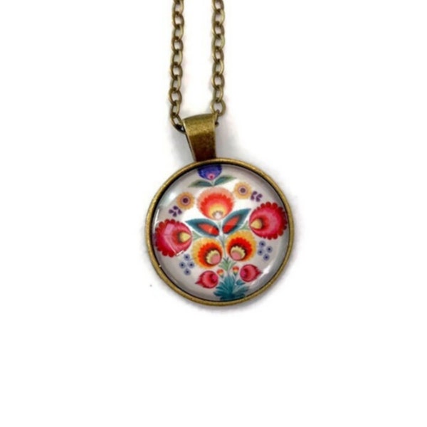 COLLIER MOTIF ETHNIQUE, style folk, pendentif multicolore, rosace, russe, fond blanc , romantique, vintage, sautoir fleurs,  multicolores