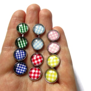 Può includere: Assortimento di 10 piccoli bottoni rotondi con un motivo a quadri vichy in vari colori, tra cui verde, blu, rosa, rosso e giallo. I bottoni sono mostrati su una mano.