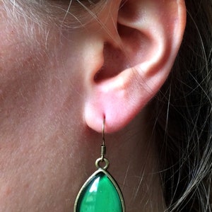 BOUCLES D'OREILLES PENDANTES vertes, boucles gouttes vertes, vintage, bijoux vert, bijoux été, couleur, minimaliste, clip image 4