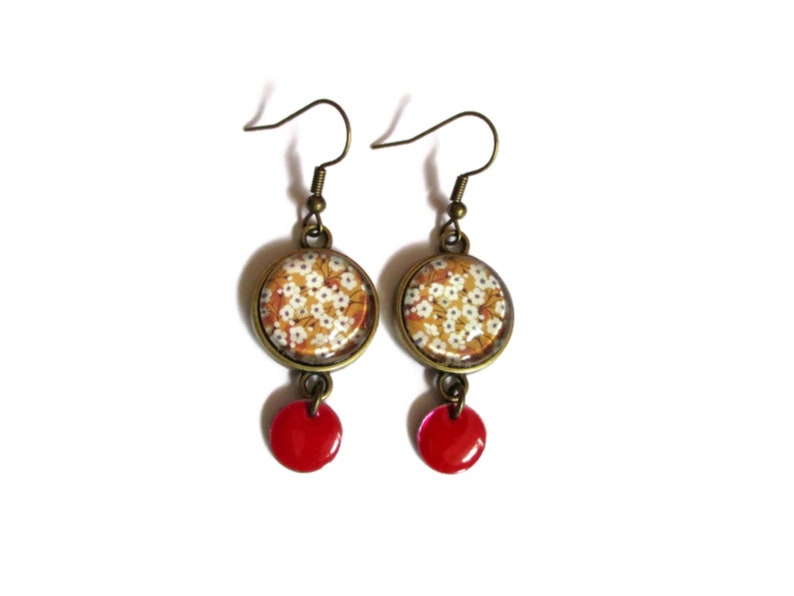 BOUCLES D'OREILLES Sakura, petites fleurs blanche, ocre, émail rouge, nature japon, bijou fleurs de cerisier, printemps, japonais image 1