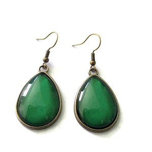 BOUCLES D'OREILLES PENDANTES vertes, boucles gouttes vertes, vintage, bijoux vert, bijoux été, couleur, minimaliste, clip image 1