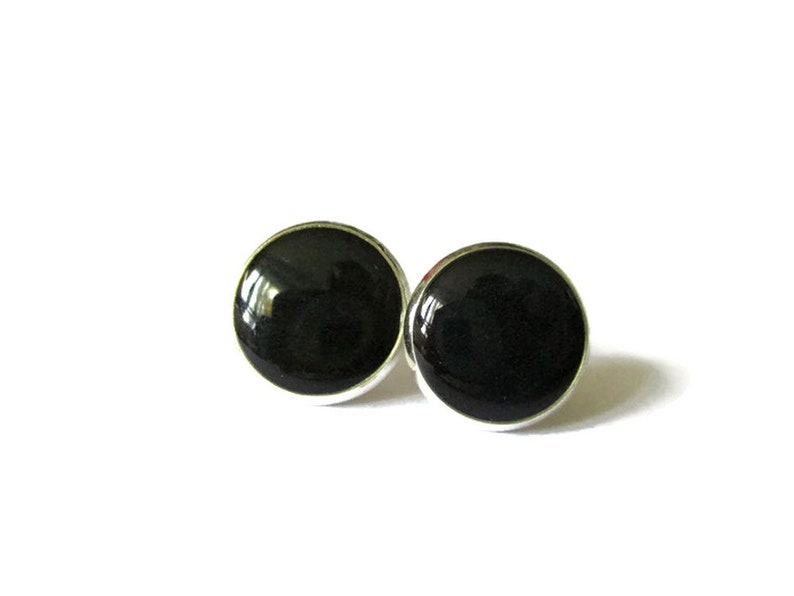 BOUCLES D'OREILLES NOIRES, bijoux noirs, printemps, couleurs, bijoux minimalistes, puces simples, pop, cabochon, danslairdutemps image 3