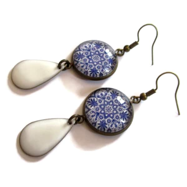 BOUCLES D'OREILLES motif mandala bleue et blanc, boucles motif géométrique email blanc, bijoux bohème, bijoux été, cadeau noël