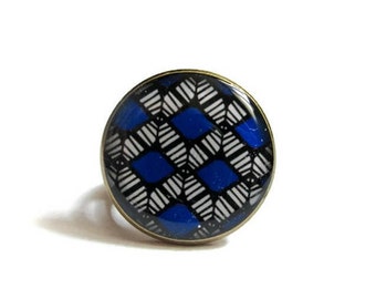 BAGUE MOTIF ETHNIQUE bleu, motif géométrique, motif bleu, noir, blanc, motif africain, bijoux style africain, cabochon verre