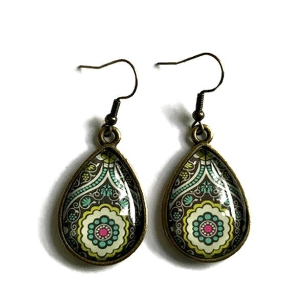 Boucles d'oreilles pendantes, boucles gouttes, motifs indiens, paisley, arabesques, vert, multicolore, ethnique, cabochon verre