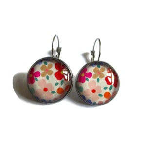 Kleine bloemen oorbellen, veelkleurige bloemen, bloemen slapende oorbellen, blauw, roze, oranje, geel, lente
