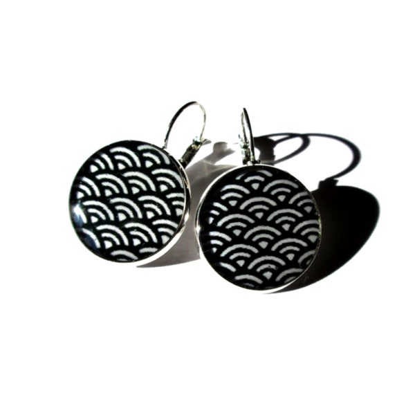 BOUCLE D'OREILLES motif japonais, vagues noires et blanches, ethnique, motif géométrique, japon, cabochon