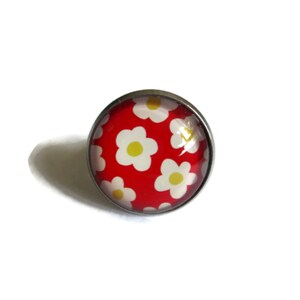 BAGUE Fleurs blanches et jaunes, bague 70's, bijoux fleurs rétro, bague rouge, bijoux rouges, bijoux fleurs, bague cabochon verre image 2