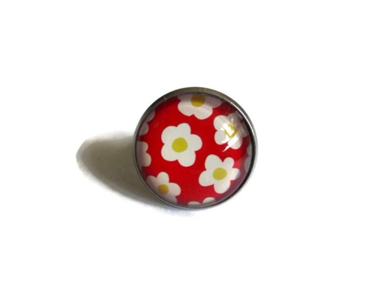 BAGUE Fleurs blanches et jaunes, bague 70's, bijoux fleurs rétro, bague rouge, bijoux rouges, bijoux fleurs, bague cabochon verre image 2