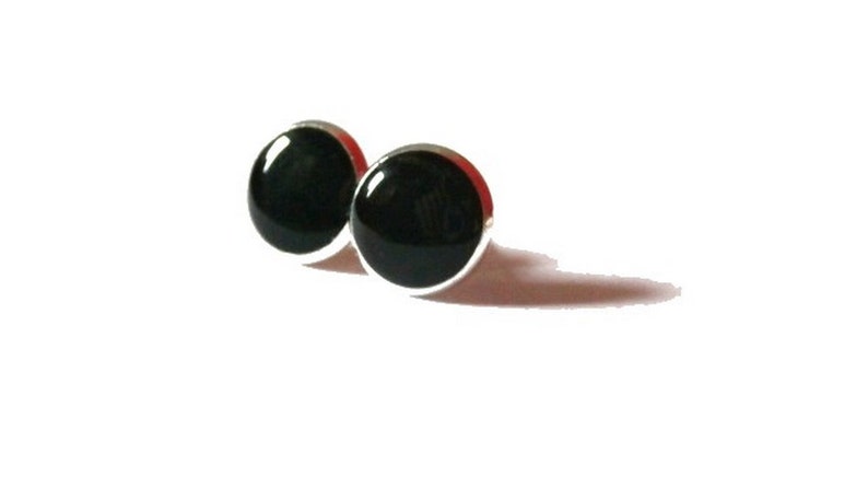 BOUCLES D'OREILLES NOIRES, bijoux noirs, printemps, couleurs, bijoux minimalistes, puces simples, pop, cabochon, danslairdutemps image 2