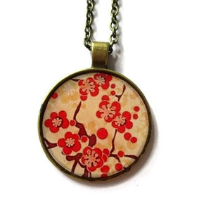 COLAR SAKURA colar com pequenas flores vermelhas, natureza, Japão, flores japonesas, flores de cerejeira, primavera, cabochão, vidro