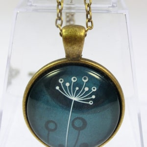 Mounted glass necklace woman dandelion round image 2