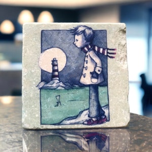 Può includere: Un'illustrazione disegnata a mano di una persona con un cappotto e una sciarpa in piedi su una scogliera che guarda un faro in lontananza. La scena è ambientata su uno sfondo di cielo blu e viola con una luna bianca.