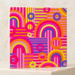 Könnte beinhalten: Ein quadratischer Untersetzer mit einem lebendigen geometrischen Muster aus bunten Regenbögen, horizontalen Streifen und Kreisen in leuchtenden Pink-, Orange-, Gelb-, Blau- und Violetttönen, die in einem Raster über die Fläche verteilt sind.