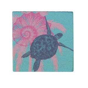 Peut inclure: Sous-verre carré avec un fond turquoise orné d'un coquillage rose et d'un motif de palmier. Une tortue de mer bleu foncé nage sur le sous-verre. Le dessous de verre est fait d'un matériau texturé.