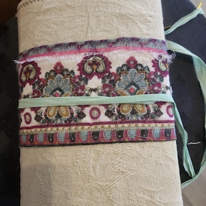 Um lindo diário reciclado com vários bolsos, cartões de diário, dobras e etiquetas com áreas escondidas para escrever memórias preciosas.