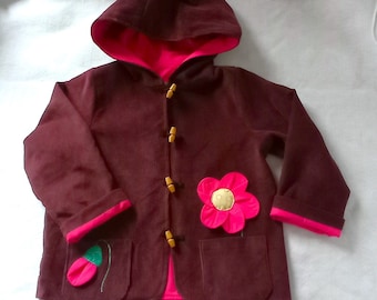 Mädchen handgemachte Kapuzen-Blumenjacke. Brauner Cord mit großer Applikation cerise rosa Blumen. Komplett gefüttert. Handgemacht in England. 4 Jahre