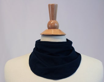 Dunkelblauer Stretch-Strickschal für die Tracheotomie