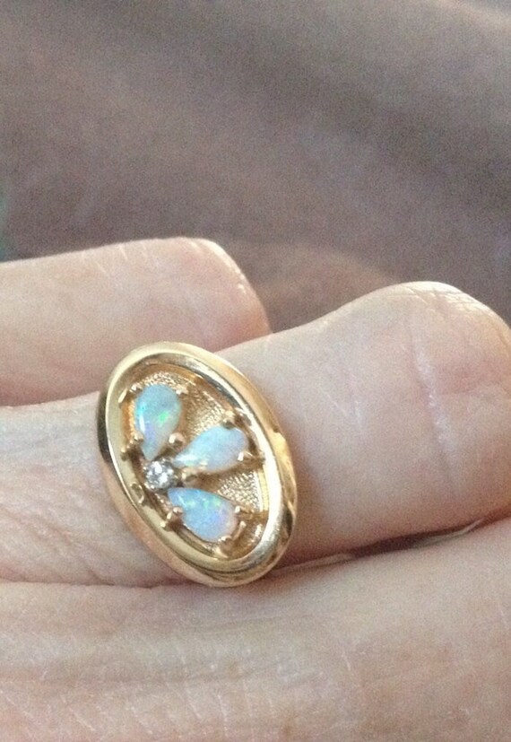 Opal and diamond  Ring. Vintage in 14K YG. Extraor