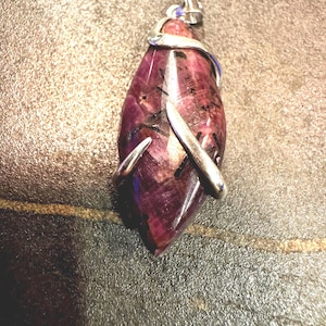 Colgante de cabujón de rubí de Carolina del Norte hecho a mano en plata de ley 925