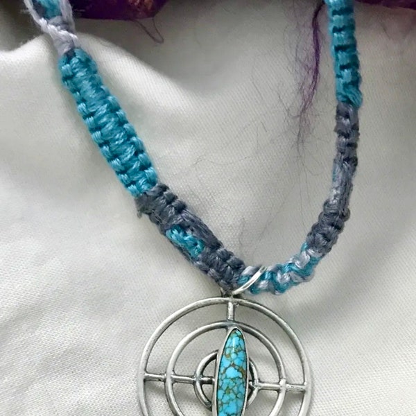 Pendentif Circle of Life pour femme en argent sterling et turquoise avec collier multicolore bleu-gris-argenté turquoise noué à la main de 46 cm