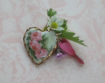 Broche en porcelaine coeur rose peinte à la main antique peinte à la main - roses victoriennes - bijoux camée floraux vintage