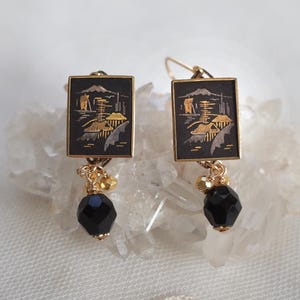 Orecchini vintage giapponesi in damasco. Perline nere sfaccettate e gocce di pirite. Chiusura a leva in oro 14 carati. Oro e nero. Gioielli assemblati.