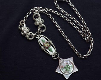 Collar colgante Art Déco de plata antigua con esmalte y nácar, pintado a mano, con estrella de trébol de cuatro hojas y cadena rolo gruesa de plata de ley.