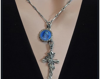 Collar religioso con colgante de cruz floral de plata esterlina vintage y medalla del Sagrado Corazón de María de Lourdes en esmalte azul.