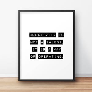 Puede incluir: Impresión tipográfica en blanco y negro con la cita "La creatividad no es un talento. Es una forma de operar."