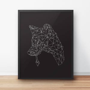 Könnte beinhalten: Eine geometrische Schwarzweiß-Illustration eines Fuchs-Kopfes vor schwarzem Hintergrund. Der Fuchs ist im Low-Polygon-Stil dargestellt, mit einer weißen Umrandung.