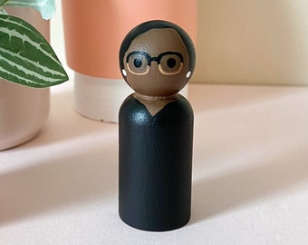 Ketanji Brown Jackson SCOTUS peint à la main en bois cheville poupée Cour suprême Justice politique Figurine féministe Decor cadeau non binaire hommes femmes