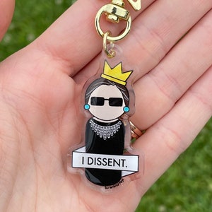 RBG notoire Ruth Bader Ginsburg breloque acrylique porte-clés poupée souvenir cadeau de la Cour suprême pour femmes non binaires filles avocat image 1