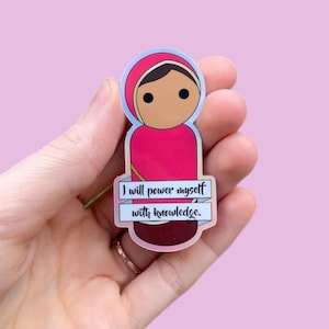 Malala Yousafzai Holographische Aufkleber Peg Doll Wissen ist Macht Lehrer Kunst Geschenk Frauen Mädchen Nichtbinär Wasserfest Laptop Aufkleber Spülmaschine