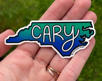 Cary North Carolina Autocollant holographique imperméable au lave-vaisselle Sticker pour ordinateur portable Carte Triangle étoilé NC Decal cadeau pour non binaire, hommes, femmes