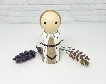 Queen Elizabeth I Tudor Wooden Peg Doll Henry VIII Collectible Figurine Home Decoration Knick Knack Hand Painted Minimalist Art Gift