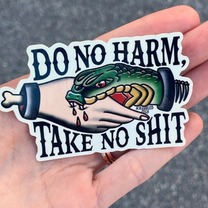 Adesivo à prova d'água para laptop, não faça mal, não aceite desaforo, lavável na máquina de lavar louças, estilo tatuagem tradicional, cobra mordendo a mão, presente para não binários, homens e mulheres